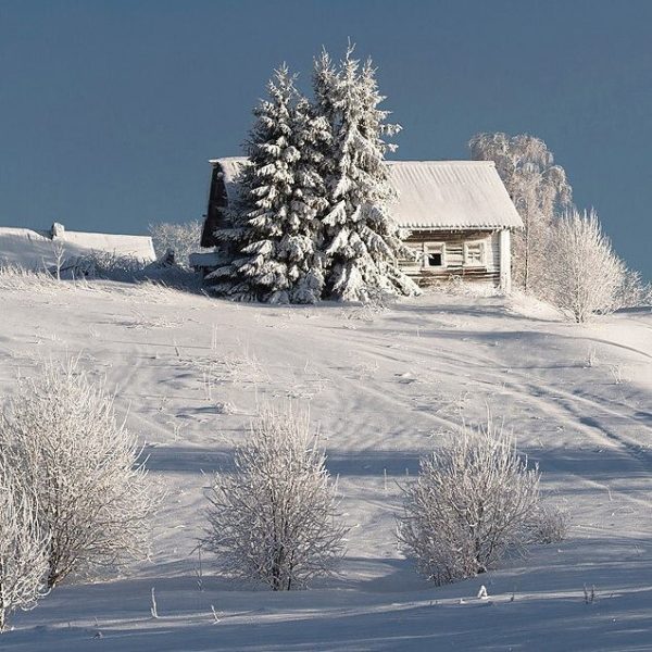 Морозная зима в деревне, зимний пейзаж