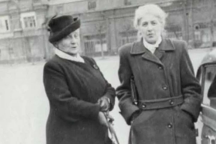 Анна Ахматова и Лидия Чуковская (1953)