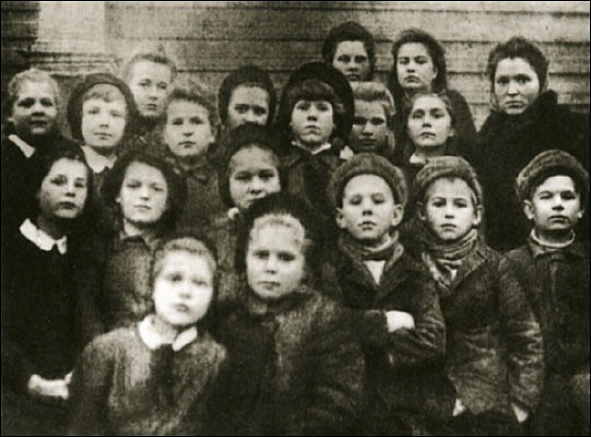 Детдомовцы. Николай Рубцов в первом ряду, второй справа