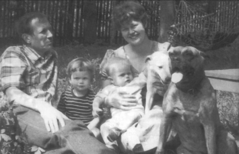 Евгений Евтушенко в третьем браке: на фото с женой, англичанкой Джен Батлер, и детьми