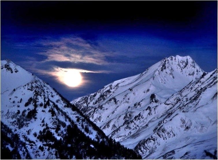 Горные вершины спят во тьме ночной Лермонтов. Луна над Бештау. Кавказ ночью. Горы Кавказа ночью. Тихие вершины спят