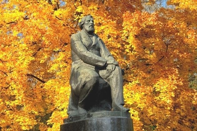 Иван Тургенев - памятник в Орле