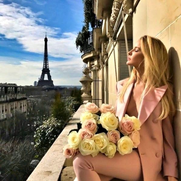 Красивая девушка в Париже с розами, Париж, розы, девушка