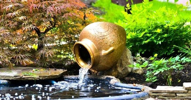 Кувшин с льющейся водой