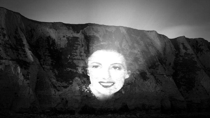лицо женщины на фоне горы
