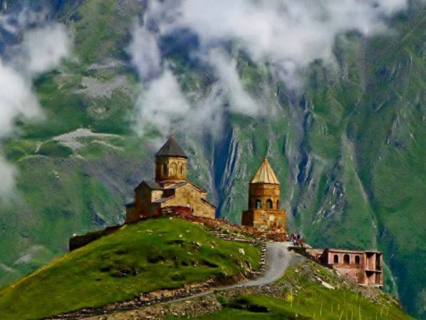 Монастырь на Казбеке