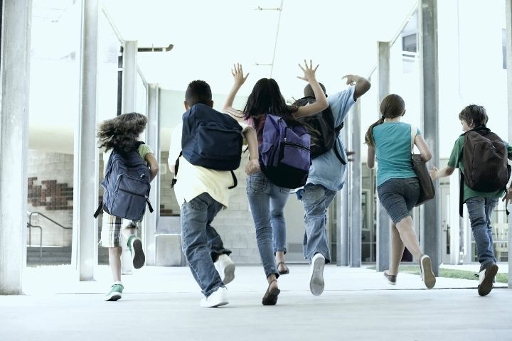 отменяется урок дети бегут из школы