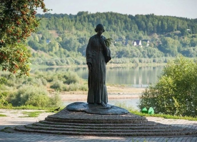 Памятник Марине Цветаевой в Тарусе