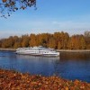 река корабль теплоход осень