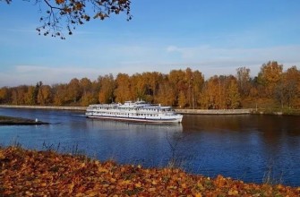 река корабль теплоход осень