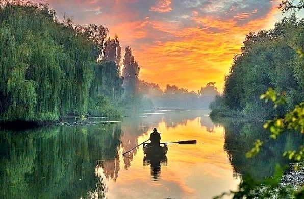 Рыбак на реке, пейзаж с рыбаком