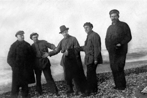 Сергей Есенин на Кавказе (в центре)