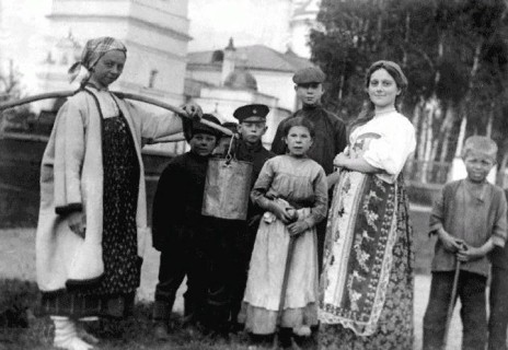 Сергей Есенин среди односельчан (на заднем плане в фуражке)