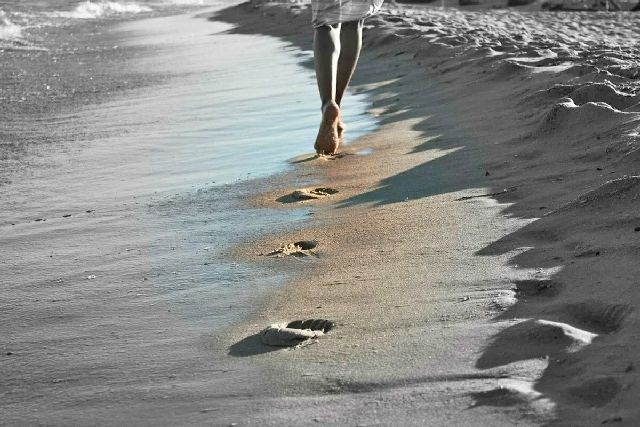 следы на песке от женских ног
