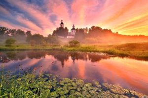 Собор и река на закате