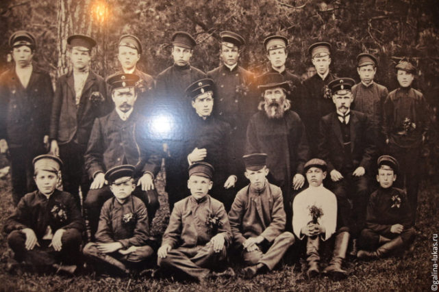 Учащиеся и преподаватели школы (3-й справа в верхнем ряду Сергей Есенин)