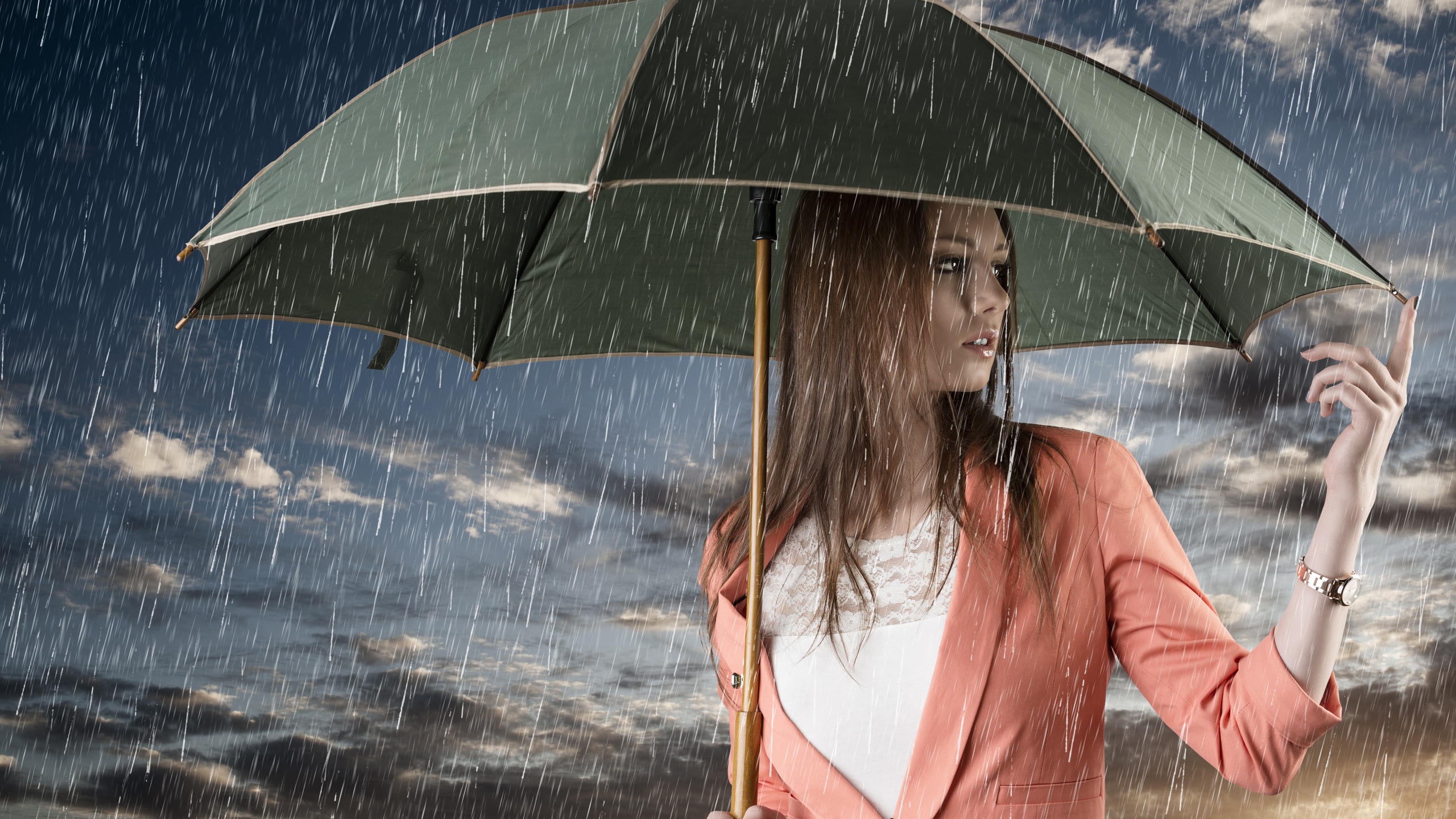 Дождь в городе, девушка под зонтом