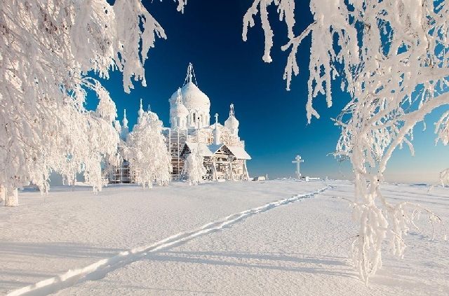 Зима Церковь в снегу