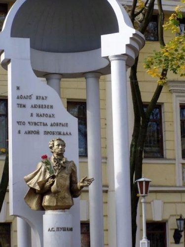 Памятник Пушкину
Памятник
Памятник поэту, установленный в сквере рядом с Театром оперы и балета, около одноименной улицы Пушкинской.