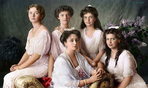 Императрица-Александра-Федоровна-с-дочерьми-1913
