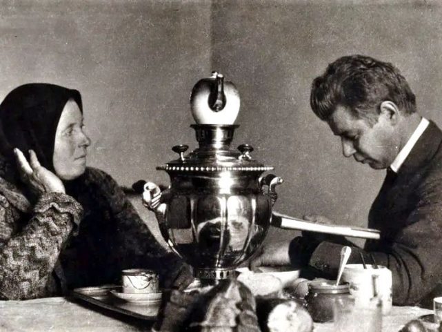 Сергей Есенин с матерью Татьяной Фёдоровной у самовара, 1925 год