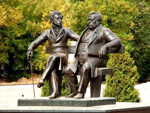 Памятник Александру Пушкину и Ивану Крылову в г.Пушкино