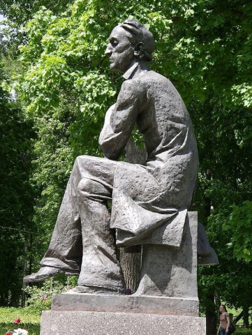 Памятник Тютчеву в музее-заповеднике «Овстуг»