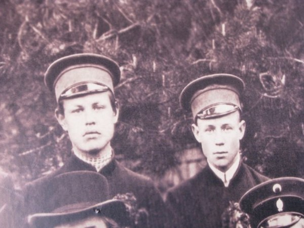 Сергей Есенин (справа) с Григорием Панфиловым (фрагмент фотографии), 1911