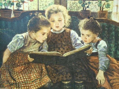 девочки читают книгу