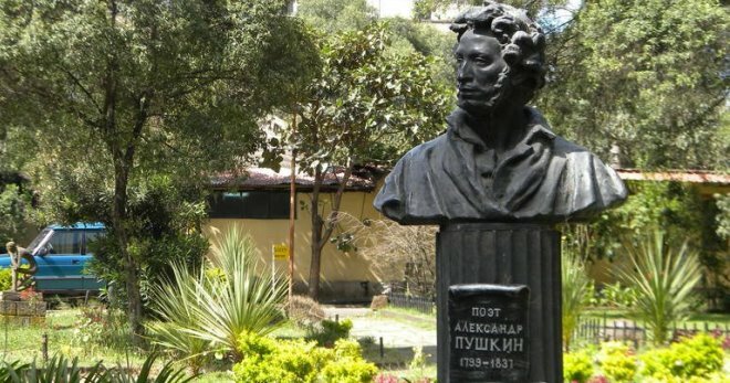 Памятник Пушкину в Аддис-Абебе, столице Эфиопии