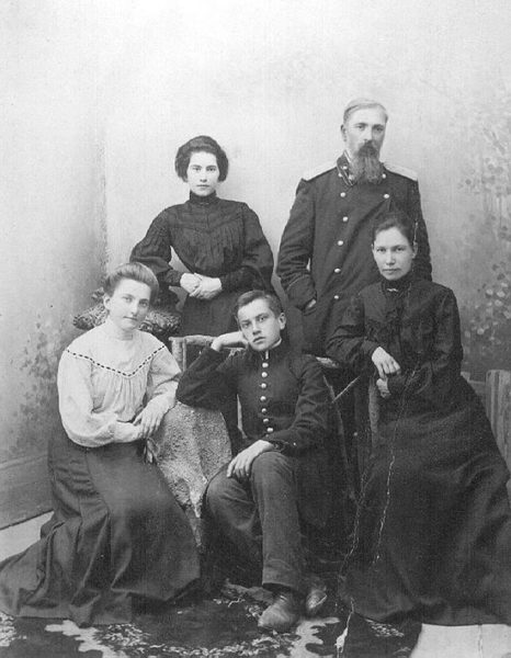 Владимир Маяковский с семьей
