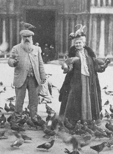 Клод Моне с супругой кормит голубей в Венеции, 1908 год 