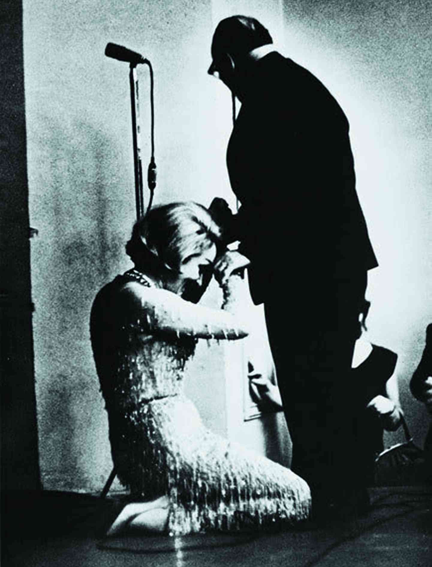 Марлен Дитрих целует руку русскому писателю Константину Паустовскому, 1963 год