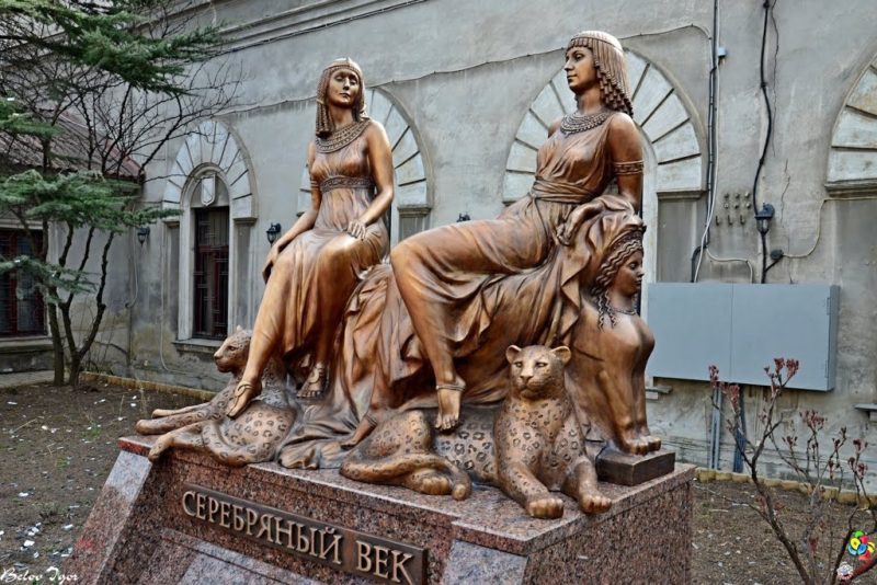 Памятник Анне Ахматовой и Марине Цветаевой в Одессе