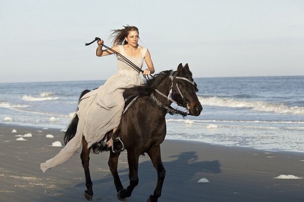 девушка на коне на море