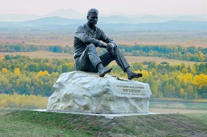 Памятник Василию Макаровичу Шукшину на горе Пикет, в Сростках, Алтайский край.