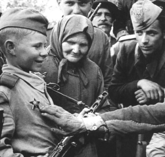 Вторая мировая война - Награждение молодого героя