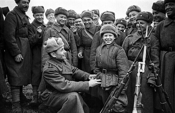 Вторая мировая война - Сын полка Ваня Козлов в окружении красноармейцев на отдыхе