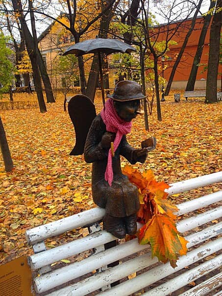 Петербургский ангел встречает осень..🍁🍂..Эта прекрасная скульптура находится в Измайловском парке. Петербург.