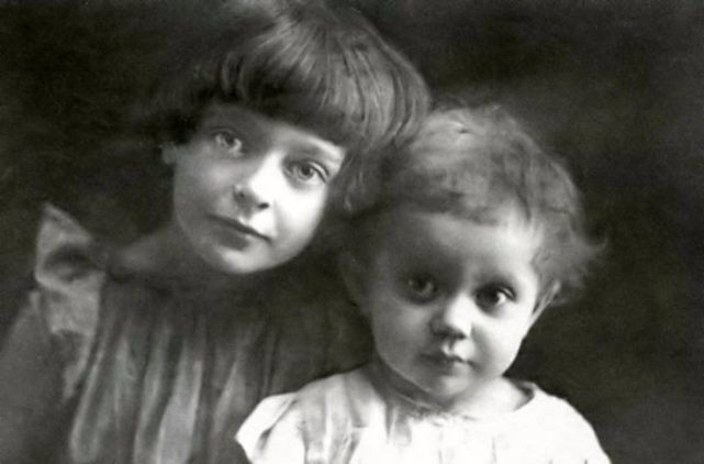 Дочери Марины Цветаевой и Сергея Эфрона: старшая дочь Ариадна и младшая дочь Ирина (справа)