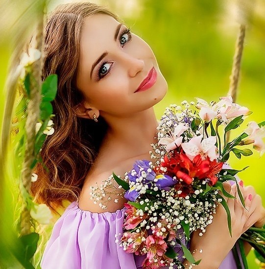 Красивая девушка с цветами