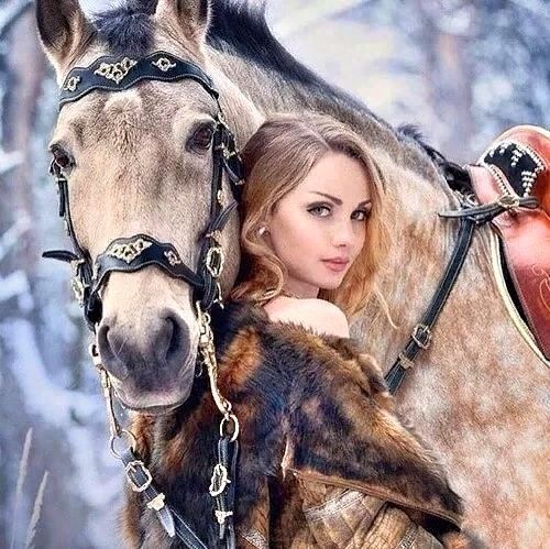 Красивая девушка с лошадью