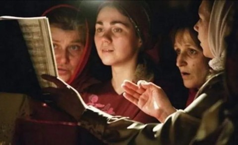 девушки поют церковь