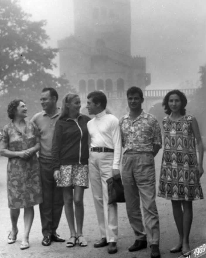 Владимир Высоцкий и Марина Влади с друзьями у башни на горе Ахун. 1969 год.