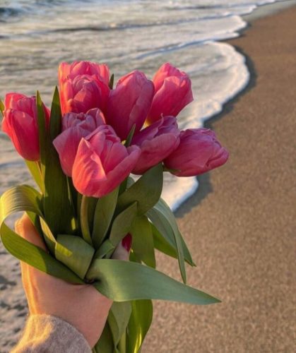 Весна, море, тюльпаны
