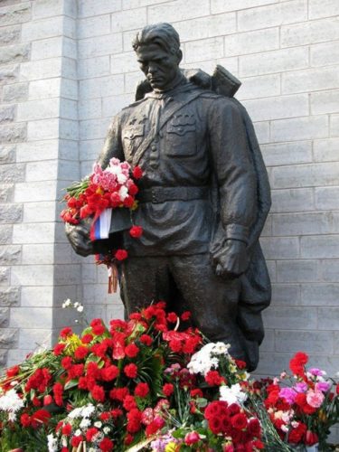 День победы, Бронзовый солдат, памятник неизвестному солдату великой отечественной войны