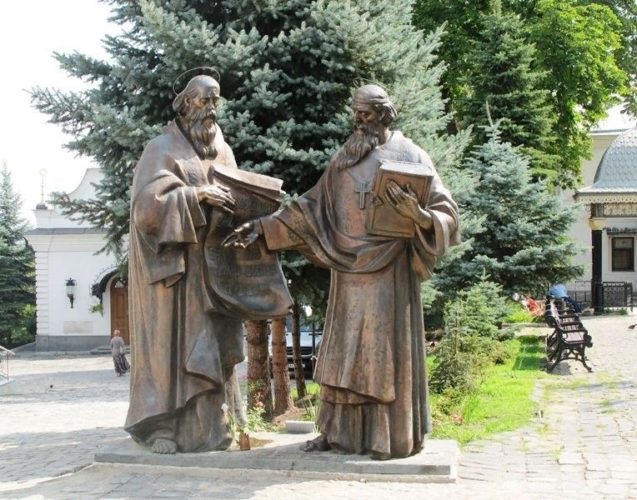 Памятник Кириллу и Мефодию в Киево-Печерской Лавре в Киеве