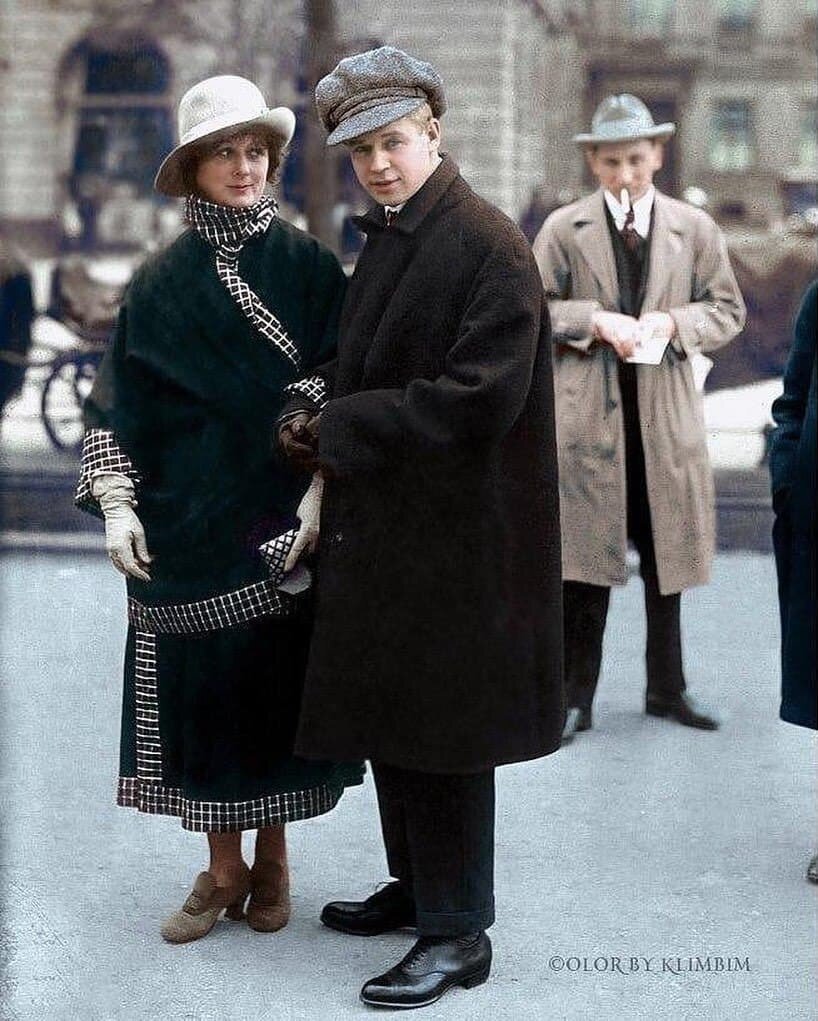 Сергей Есенин и Айседора Дункан на бульваре Унтер-ден-Линден в Берлине. Оригинальный снимок был сделан в 1922 году.