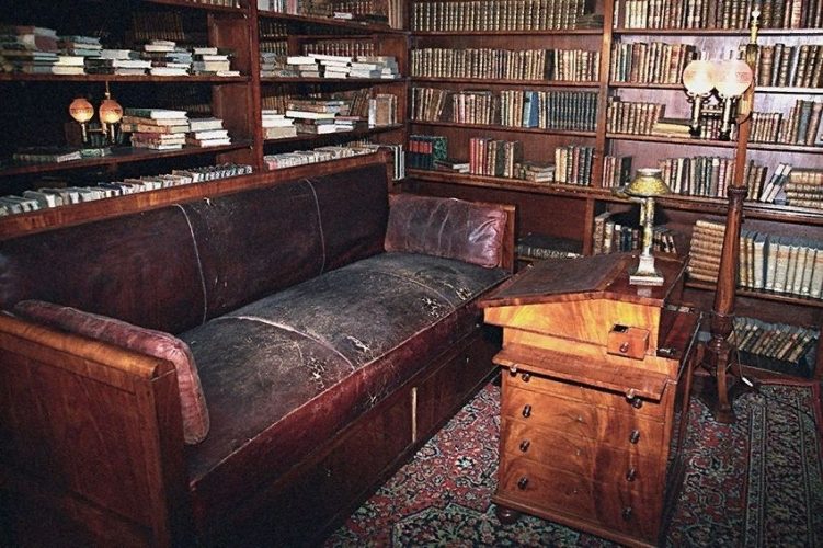Подлинный диван, на котором поэт Пушкин умер 29 января 1837 года.
