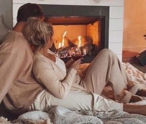 красивая пара у камина